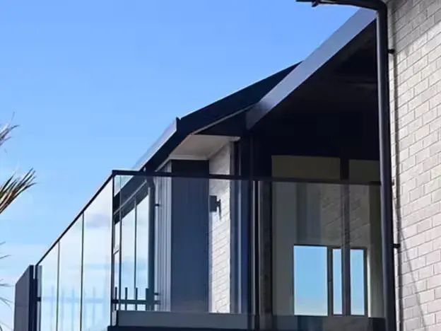 GlassBalustrades6-ezgif.com-avif-to-webp-converter (1)